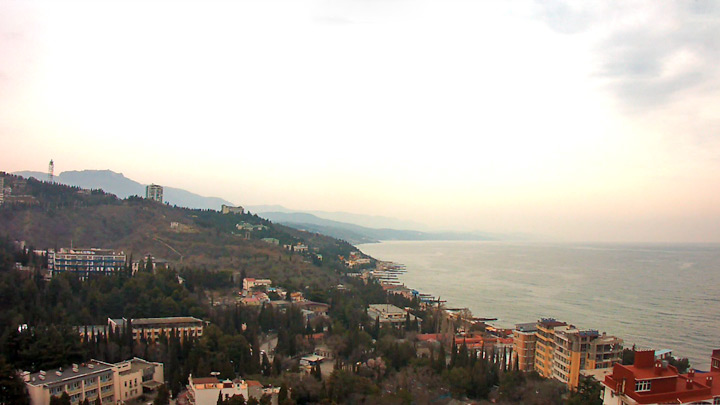 Онлайн веб-камера откуда открывается вид на Профессорский уголок (Алушта, Россия)